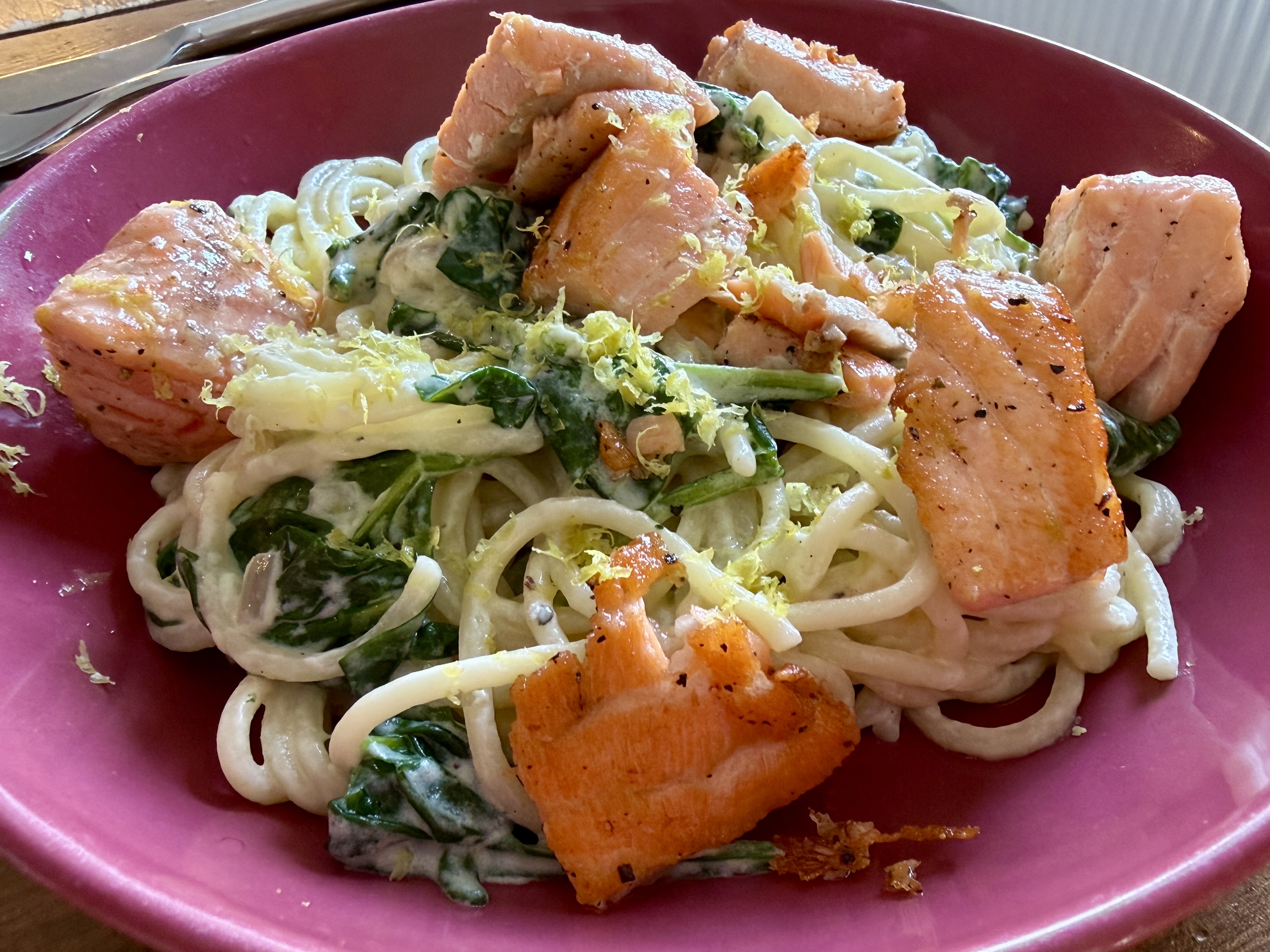 <i>Pasta mit cremiger</i><i>Gruyère-Sauce &</i><i>knusprigem Lachs</i>